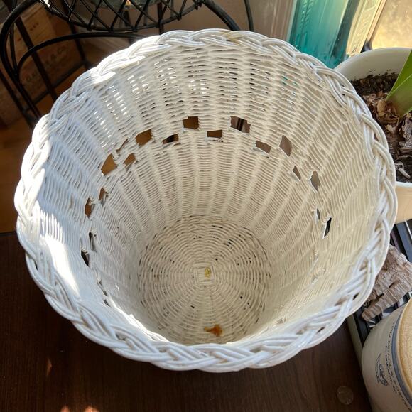 White Wicker Wastepaper Basket Trash Can Woven Shabby Chic Cottage Farmhouse Vtg - Picture 5 of 10
